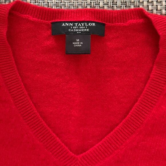 Ann Taylor 100% Cashmere Red V-neck L/S Classic Fit Sweater M Preppy Old Money - Picture 3 of 4